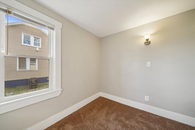 Building Photo - Cute 2 Bed 1 Bath Remodeled Home W/basemen...