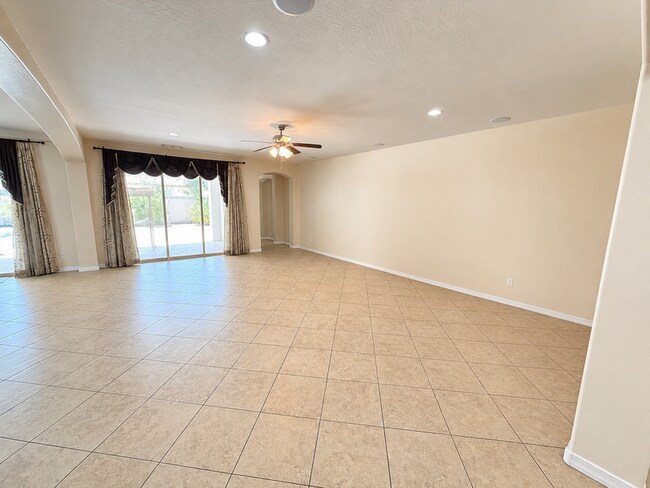 Building Photo - 2595 E Ebony Dr