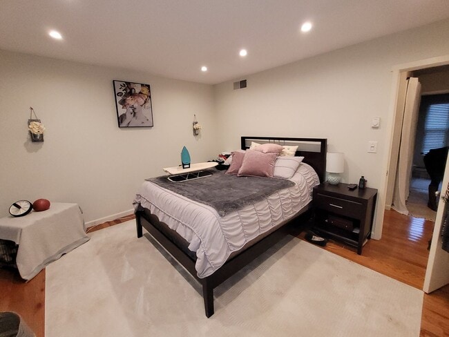 Building Photo - Lovely End Unit Located in Highly Sought A...