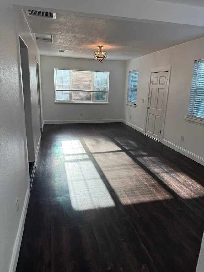 Building Photo - Renovated 2/1 Home walkable to Downtown De...