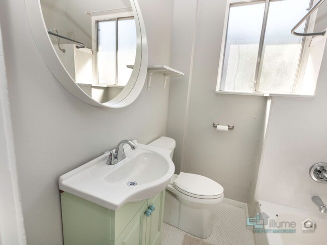 Building Photo - Charming 2-Bedroom Home with Private Yard in the Heart of St. Johns