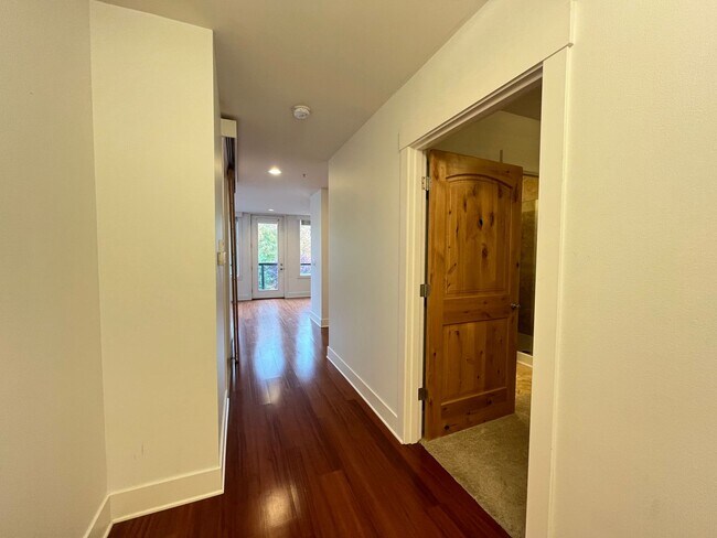 Building Photo - 2 Bed + 2 Bath Condo in the Belmont District Portland ~ Secured Garage Parking, Washer & Dryer in...