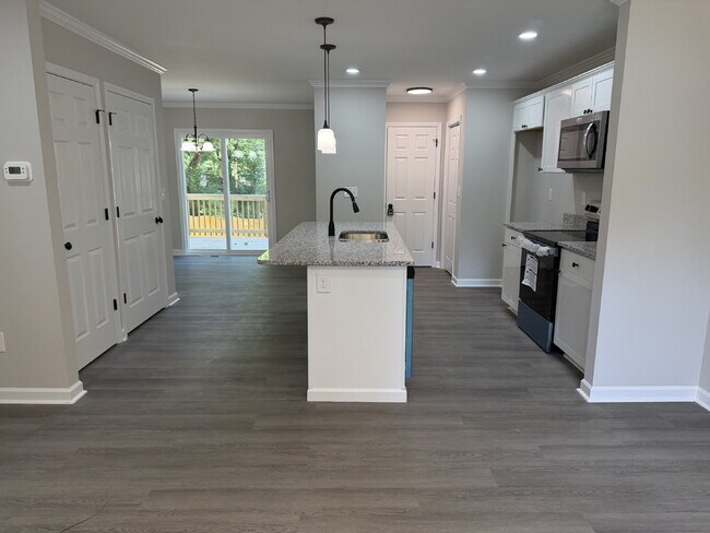 Building Photo - Pet-Friendly Charming 3-Bedroom, 2-Bath Home on Harrison Ave – Your Cozy Retreat Awaits!"