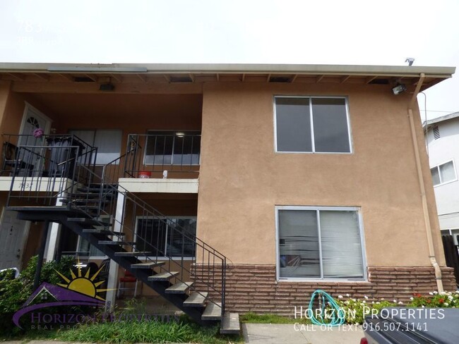 Primary Photo - 2 Bed 1 Bath 2nd Floor Fourplex Unit in Ci...