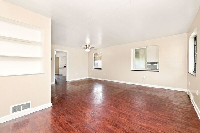 Building Photo - 960 Sherwood Dr