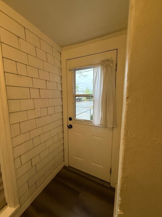 Building Photo - 100 Olive St