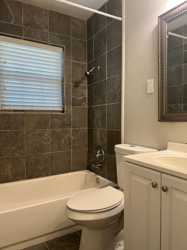 Building Photo - 1518 S Taylor St