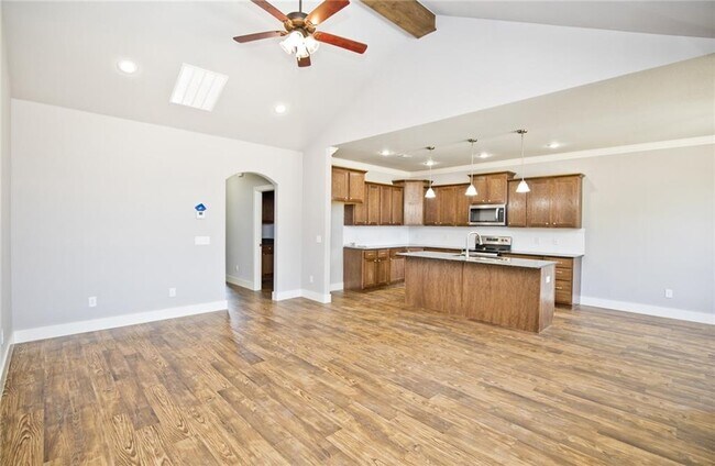 Building Photo - 207 Alder St