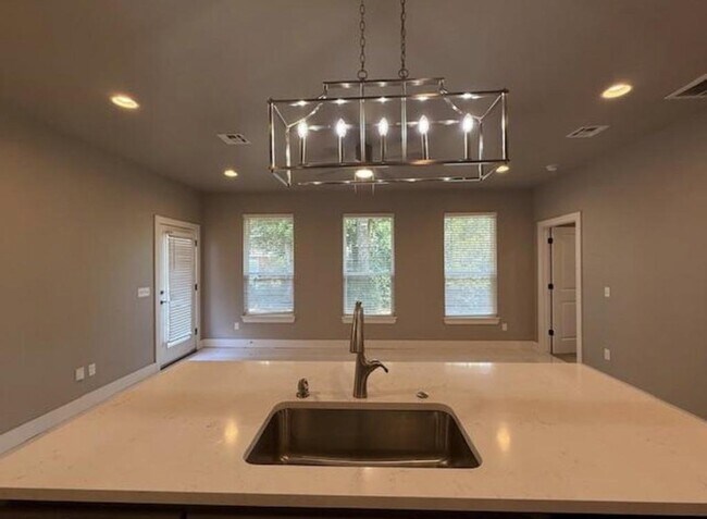 Building Photo - 604 Abadan Dr