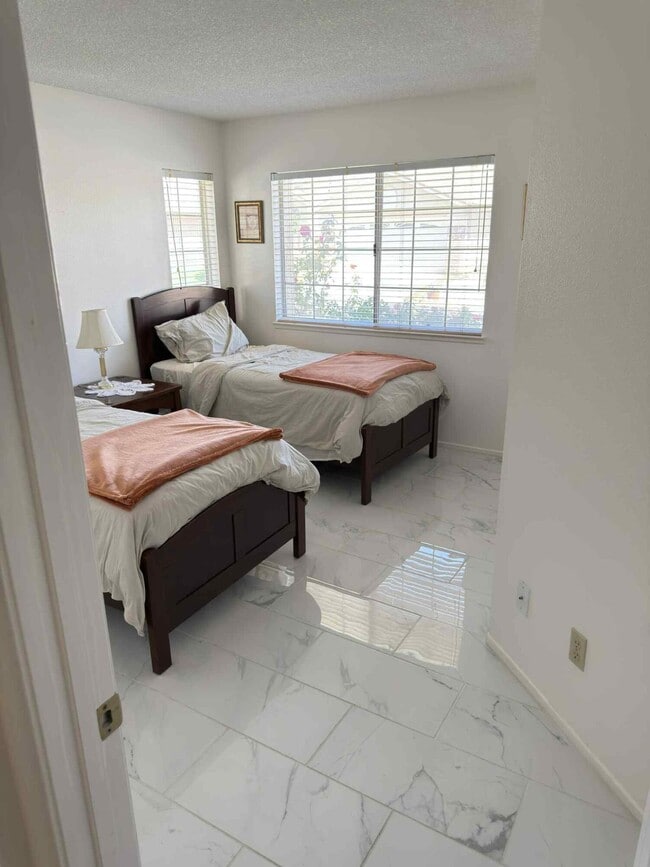 Building Photo - 2890 Summer Set Cir