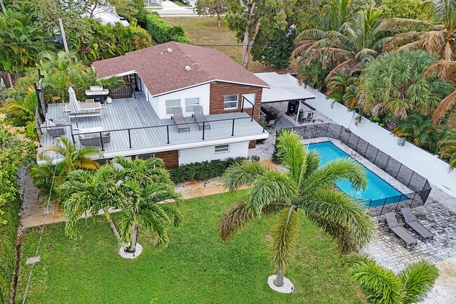 Building Photo - 311 SE 3rd Ave