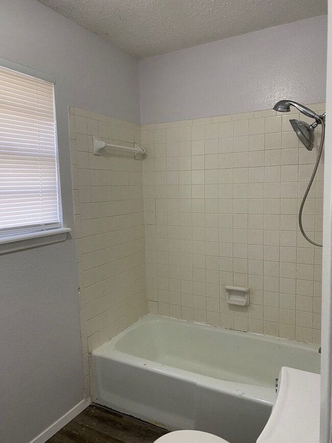 Building Photo - Spacious 4 Bedroom, 2 Bathroom over 1700 sqft. Duplex in Westridge!