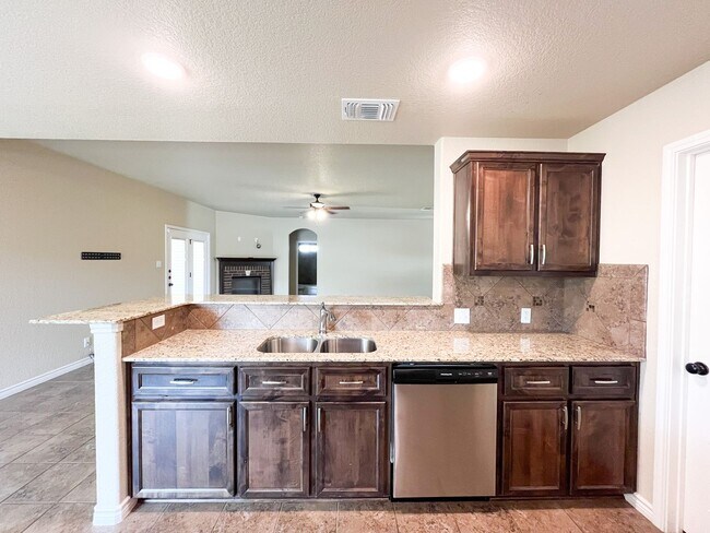 Building Photo - Available 7/11/2025 Beautiful 1 story, 5 b...