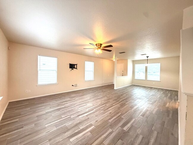 Building Photo - Lovely 3 Bedroom 2.5 Bath with easy access to shopping, schools, I-1604, I-410, Hwy 151, SeaWorld...