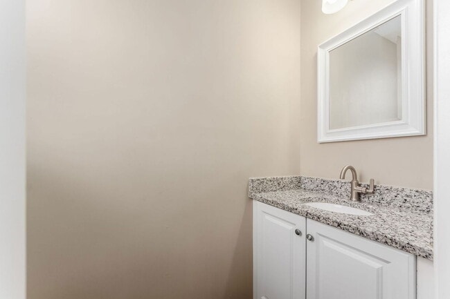 Building Photo - 1363 Summit St