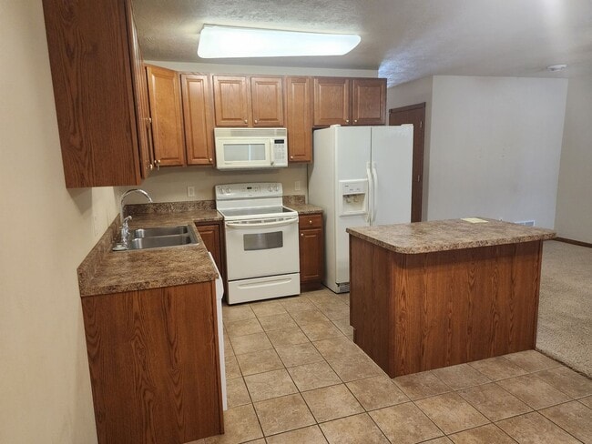 Building Photo - Three bedroom two bathroom Town home