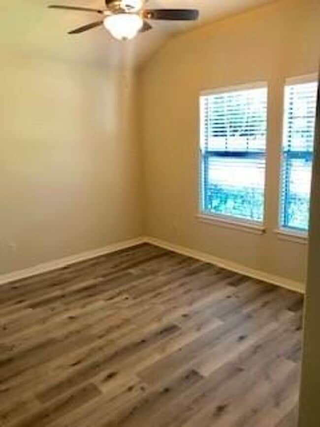 Building Photo - Cottages at Lake Creek / Freestanding One ...