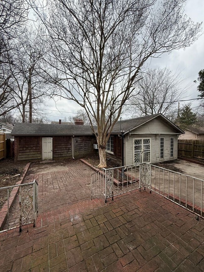 Building Photo - Spacious Midtown Gem – 4BR Home with Guest House Near Rhodes College!