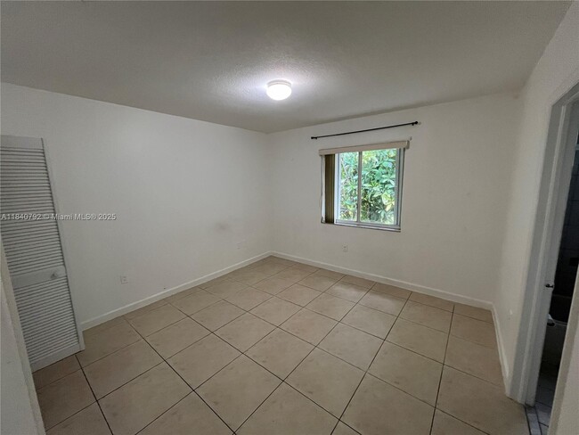 Building Photo - 2817 SW 39th Ave