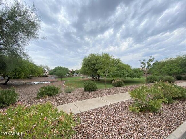 Building Photo - Spacious 5-Bed, 3-Bath Home with Modern Up...