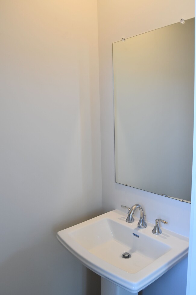 Building Photo - 725 Peony Ln