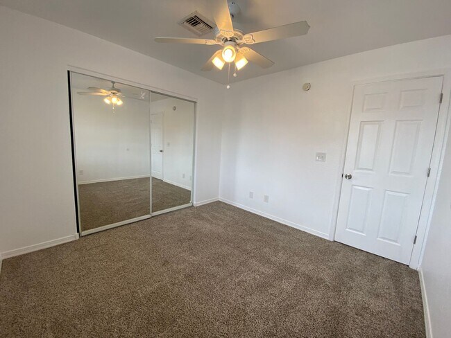 Building Photo - Great 3 Bedroom Home in Golden Valley on Pavement!