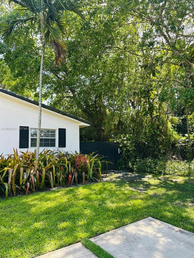 Building Photo - 1002 NE 119th St