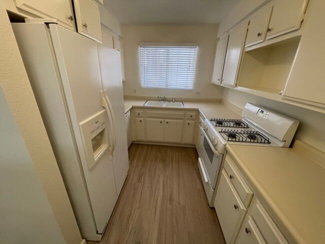 Building Photo - SHERMAN OAKS!!!: FANTASTIC 2 BEDROOM + 1 1...