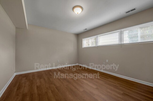 Building Photo - 833 Malabu Dr