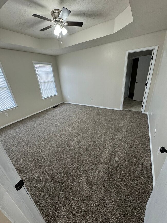 Building Photo - 3 bed, 2 bath, 2 car garage.