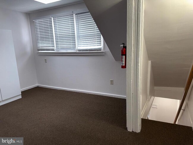 Building Photo - 6 N Main St