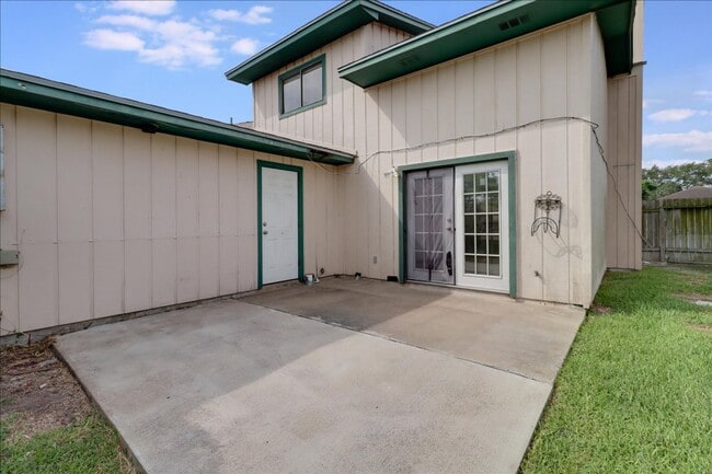 Building Photo - 2938 River Crest Rd