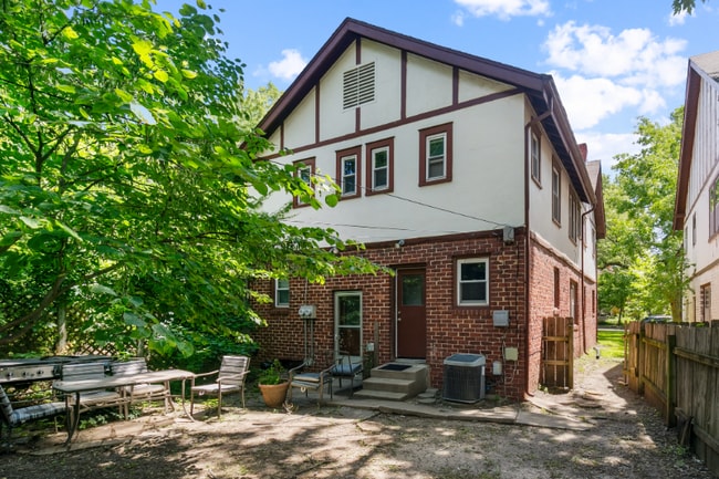 Building Photo - 209 S Belmont St