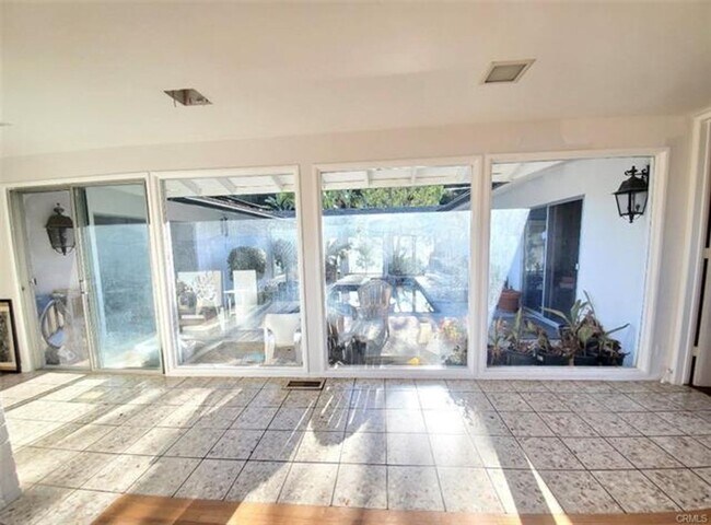 Building Photo - Rare multi-generational home
