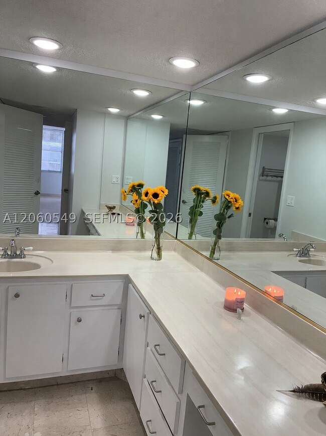 Building Photo - 6039 Collins Ave