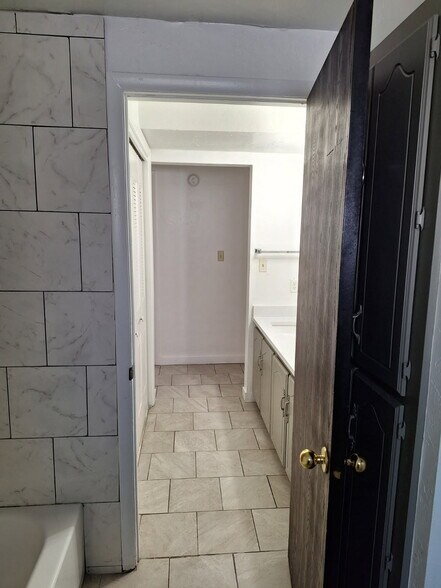 Building Photo - 1110 S Graff Cir