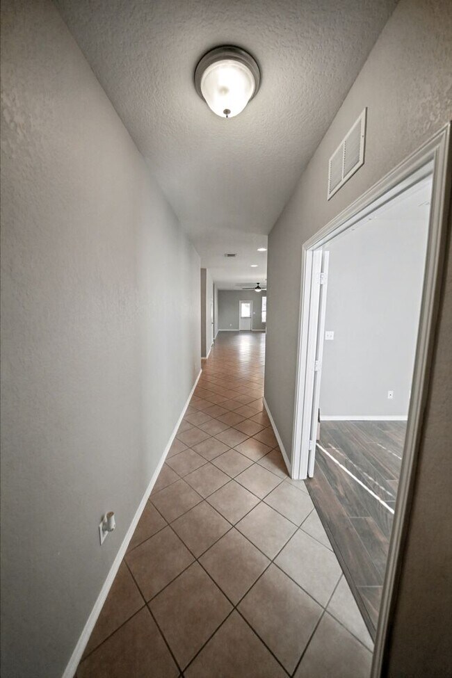 Building Photo - Beautiful Home in the Highly Desirable Ala...