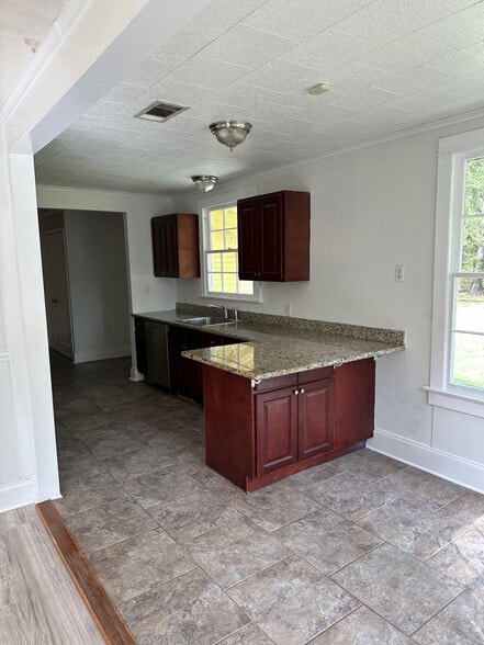 Kitchen with granite countertop - 17587 Old Covington Hwy