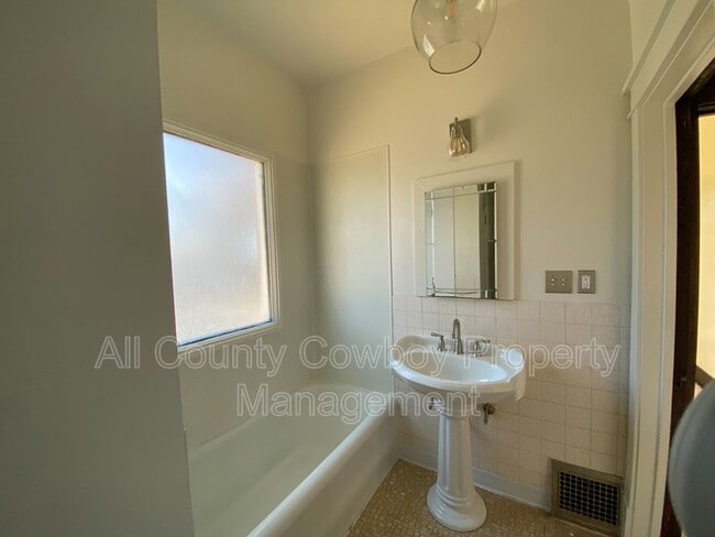 Building Photo - 623 E Lewis St