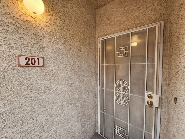 Building Photo - 2nd Story Condo in gated community close to the pool.