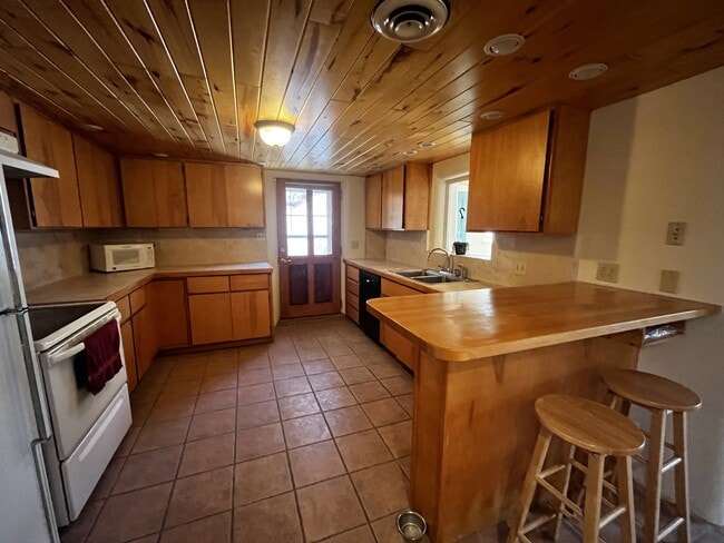 Building Photo - 409 Maria Ln