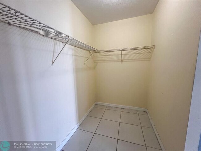 Building Photo - 800 Parkview Dr
