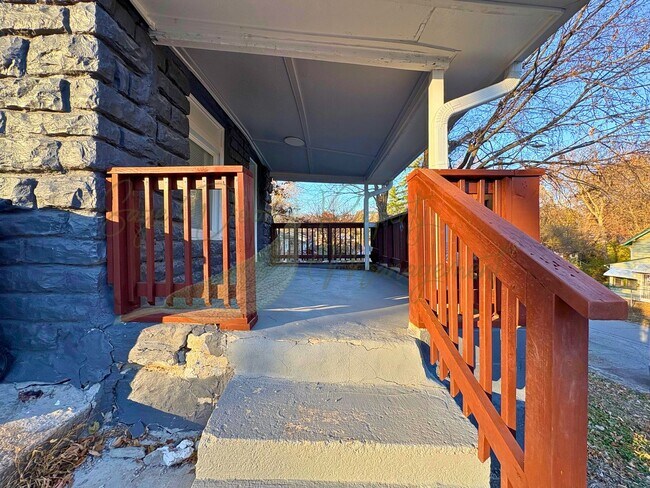 Building Photo - HUGE MASTER BEDROOM