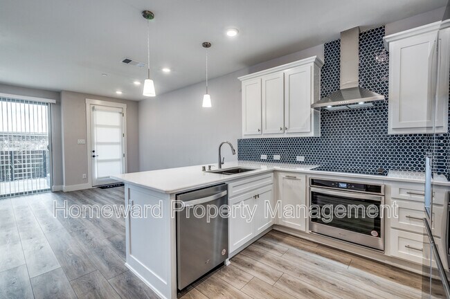 Building Photo - 2624 La Cumbre Wy