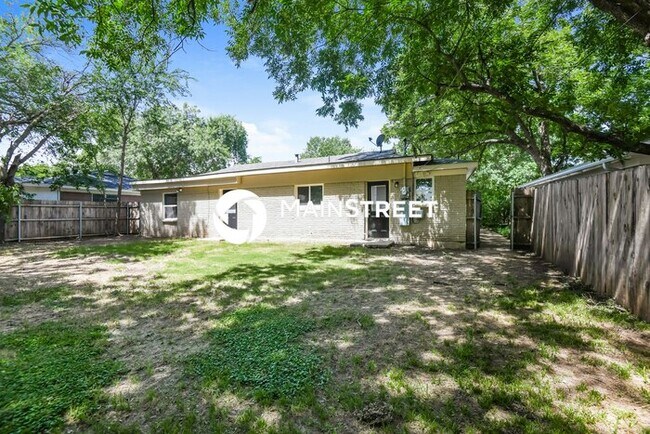 Building Photo - 3 Bedroom Pet-Friendly Home in White Settl...