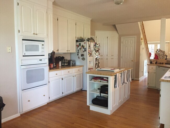 Building Photo - 3 Bedroom house in walking distance to Lake Robinson!