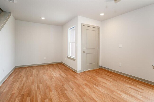 Building Photo - 3410 SW Vel Mews