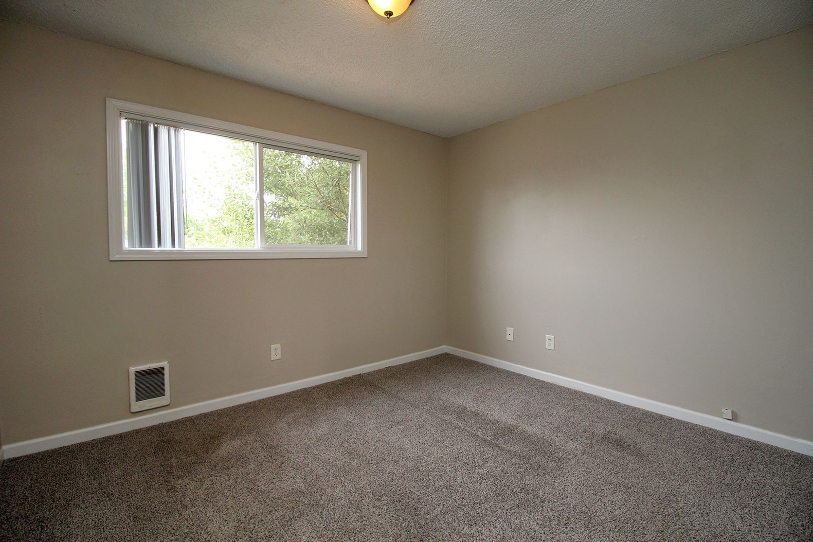 Building Photo - 4609-4609 NE Killingsworth St