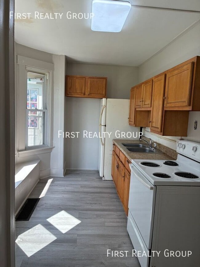 Building Photo - 123 E Sixth St.-
