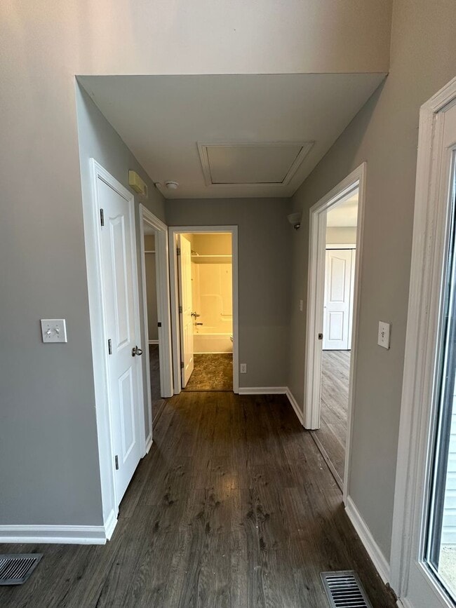 Building Photo - 3 Bedroom Home For Rent with Bonus Room!